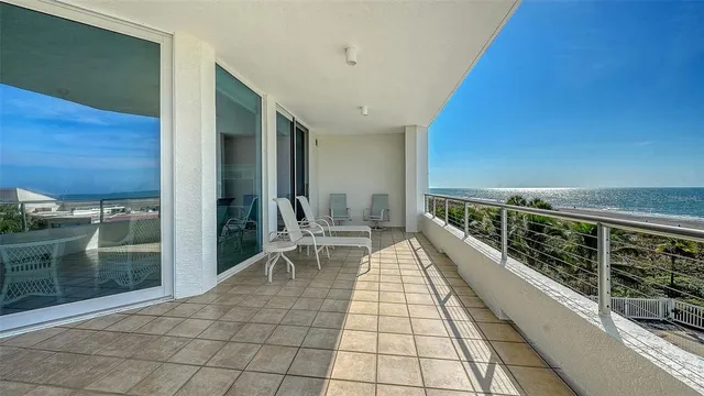 $3,250,000 | 4561 Gulf Of Mexico Drive, Unit 202, Longboat Key, FL 34228