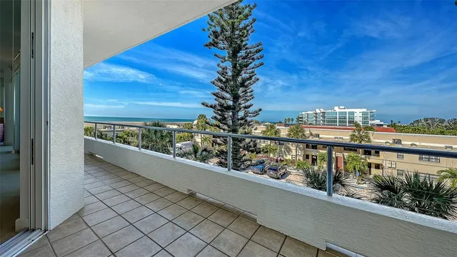 $3,250,000 | 4561 Gulf Of Mexico Drive, Unit 202, Longboat Key, FL 34228