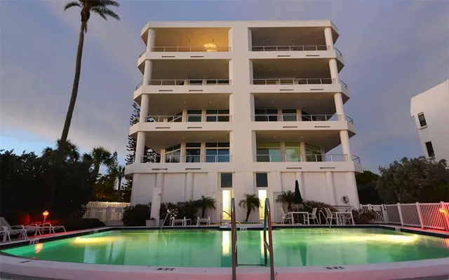 $3,250,000 | 4561 Gulf Of Mexico Drive, Unit 202, Longboat Key, FL 34228