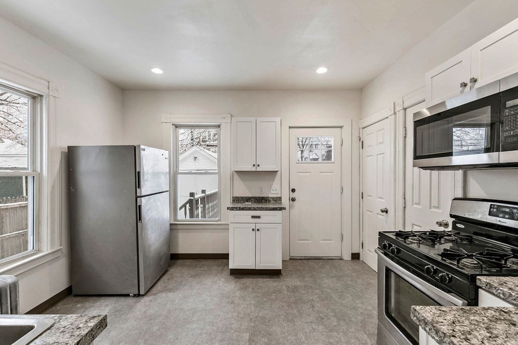 41 Forest Street Springfield, MA 01108 - Photo 7 of 26