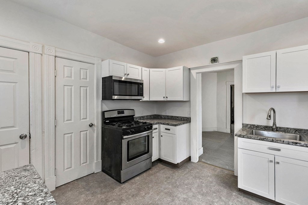 41 Forest Street Springfield, MA 01108 - Photo 8 of 26