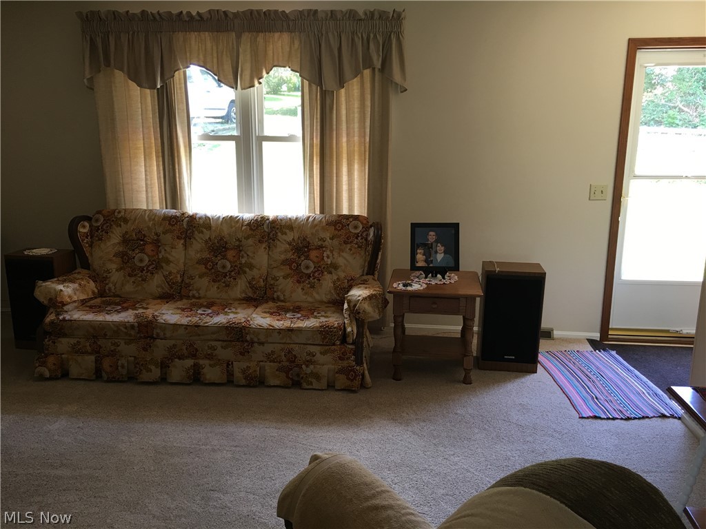 669 Ewart Road Akron, OH 44312 - Photo 4 of 35