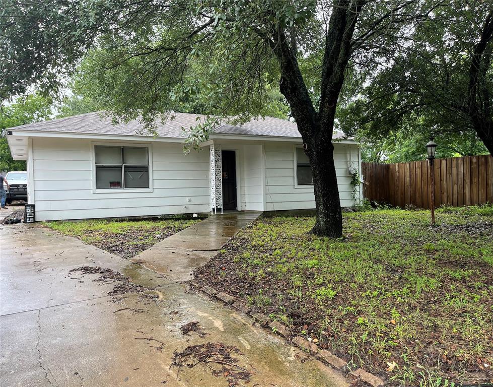 605 South Ann Street Terrell, TX 75160 - Photo 2 of 15 a front view of a house with garden