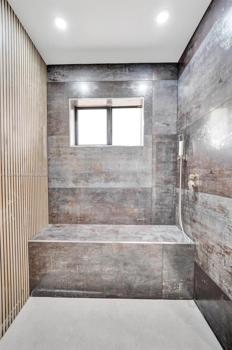 7340 Andorra Place Boca Raton, FL 33433 - Photo 94 of 99 a bathroom with a bathtub