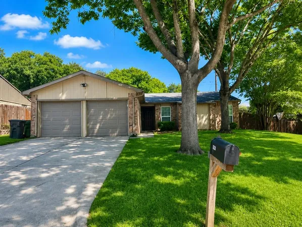 $1,900 | 5617 Espanola Drive, Arlington, TX 76017
