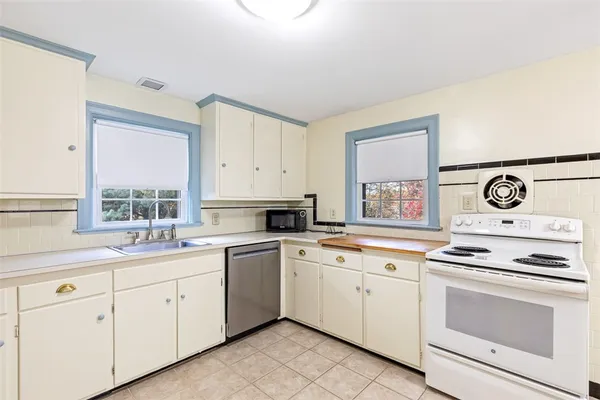 $2,300 | 6 Chase Lane, Lincoln, RI 02865