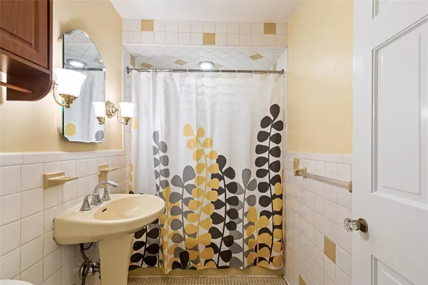 $2,300 | 6 Chase Lane, Lincoln, RI 02865