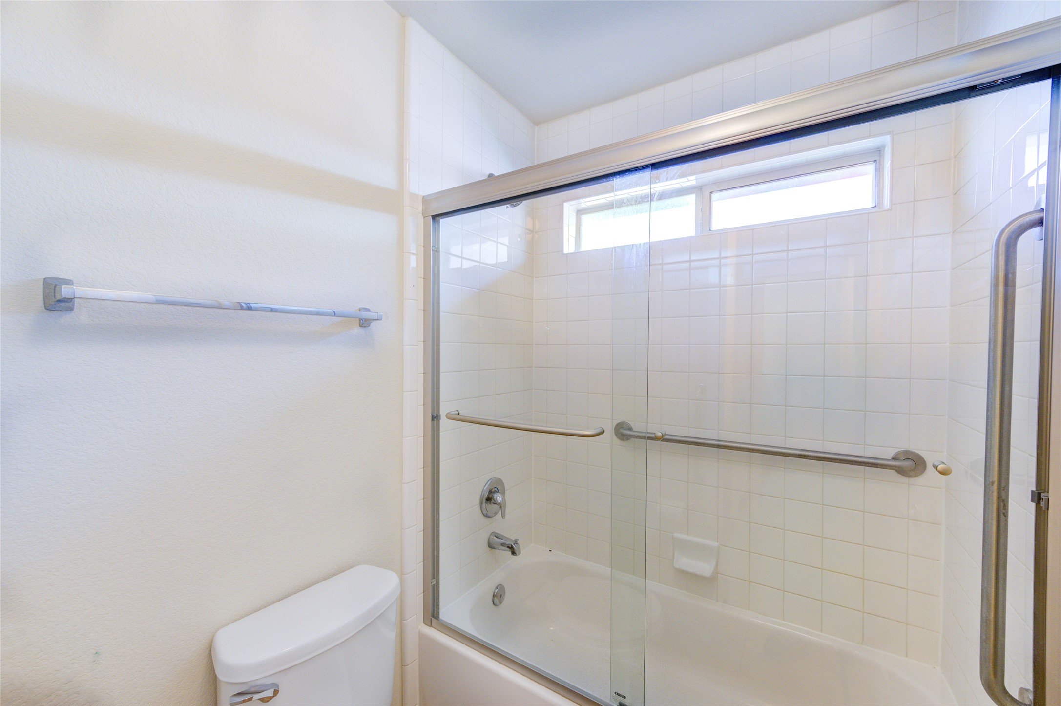 2922 Halcyon Time Trail Houston, TX 77045 - Photo 39 of 50 a bathroom with a bathtub and a shower