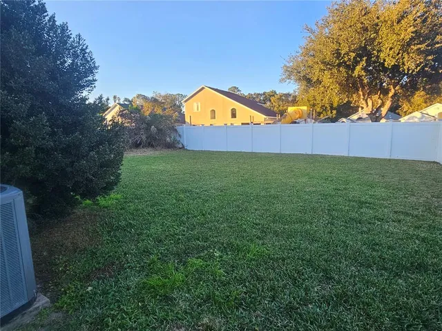 a view of a back yard