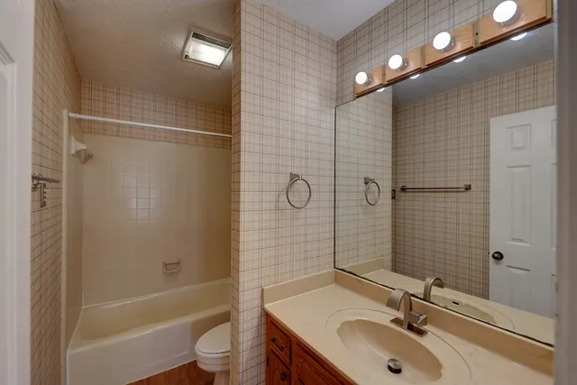 $1,800 | 2745 Bandera Highway, Kerrville, TX 78028