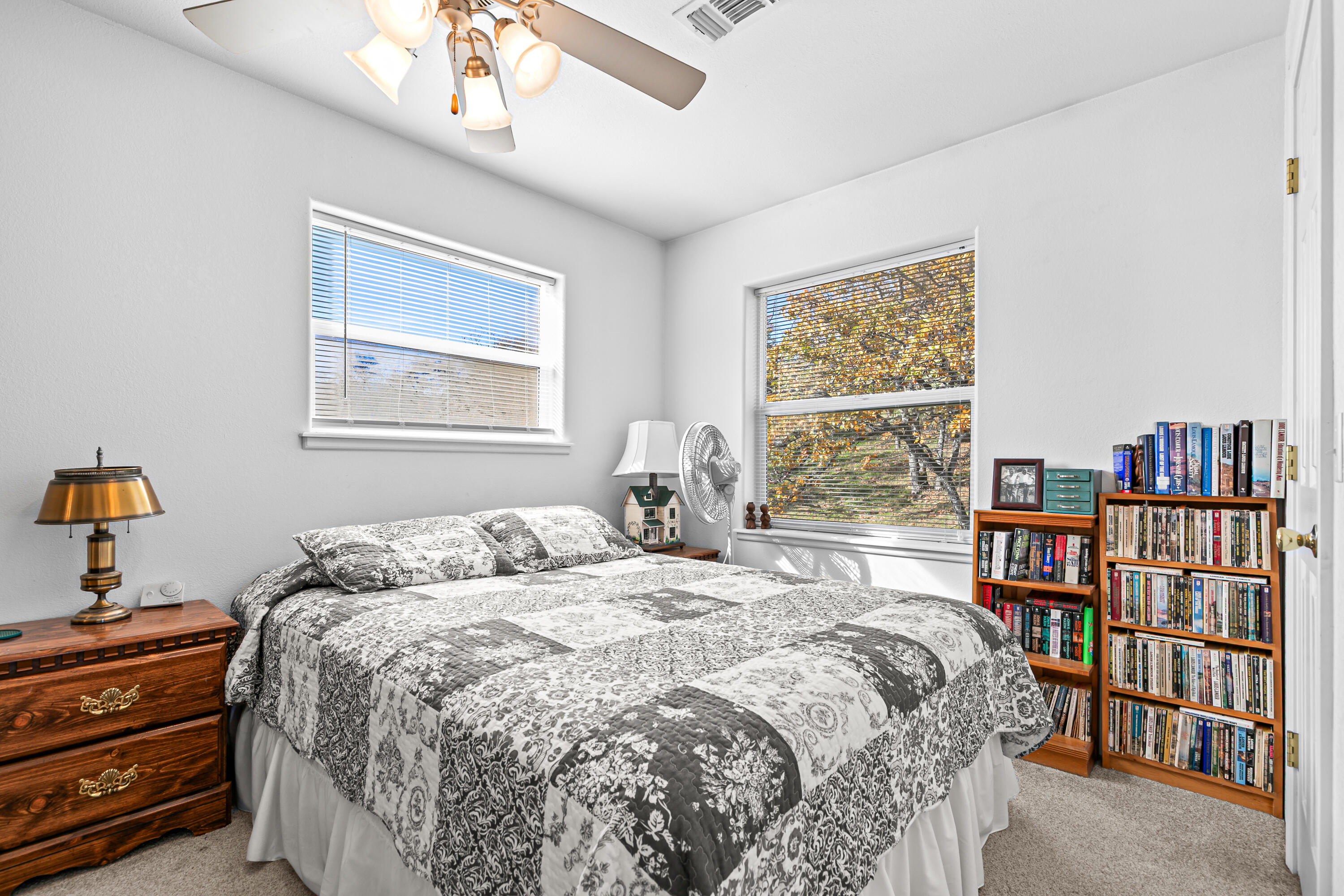 5977 Dark Hollow Road Medford, OR 97501 - Photo 10 of 38 9R9A9858