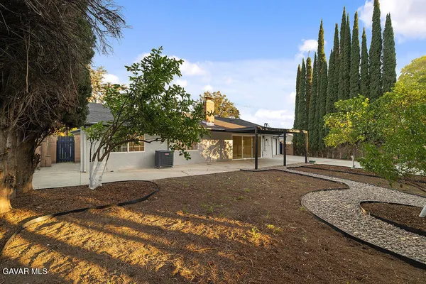 a view of a house with backyard