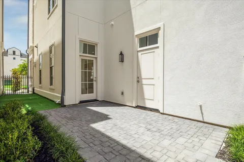 a view of a house with backyard