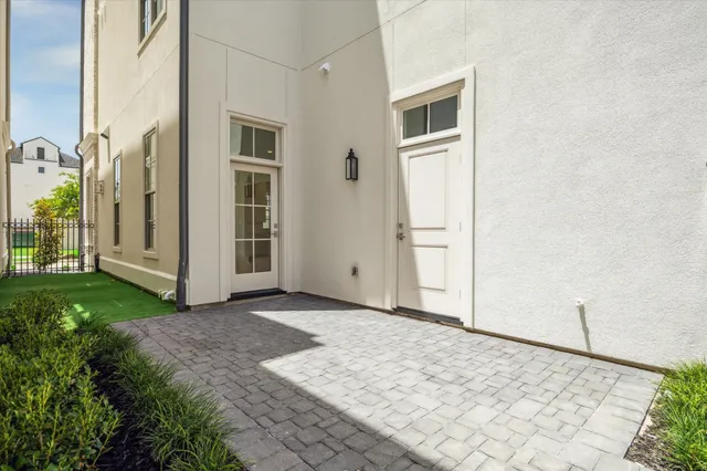 a view of a house with backyard