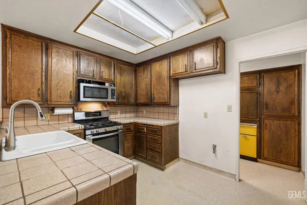 a view of an empty room with a ceiling fan and window