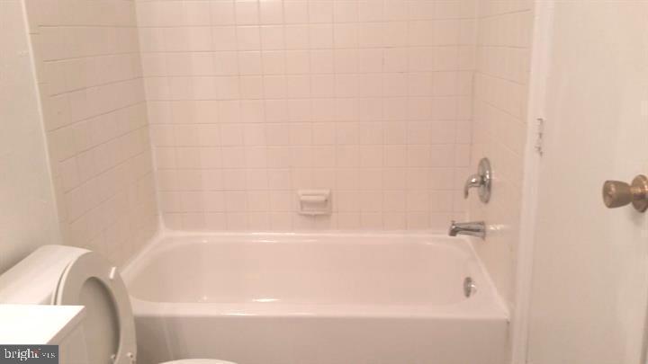 5814 Royal Ridge Drive, Unit F Springfield, VA 22152 - Photo 17 of 35 Bathroom