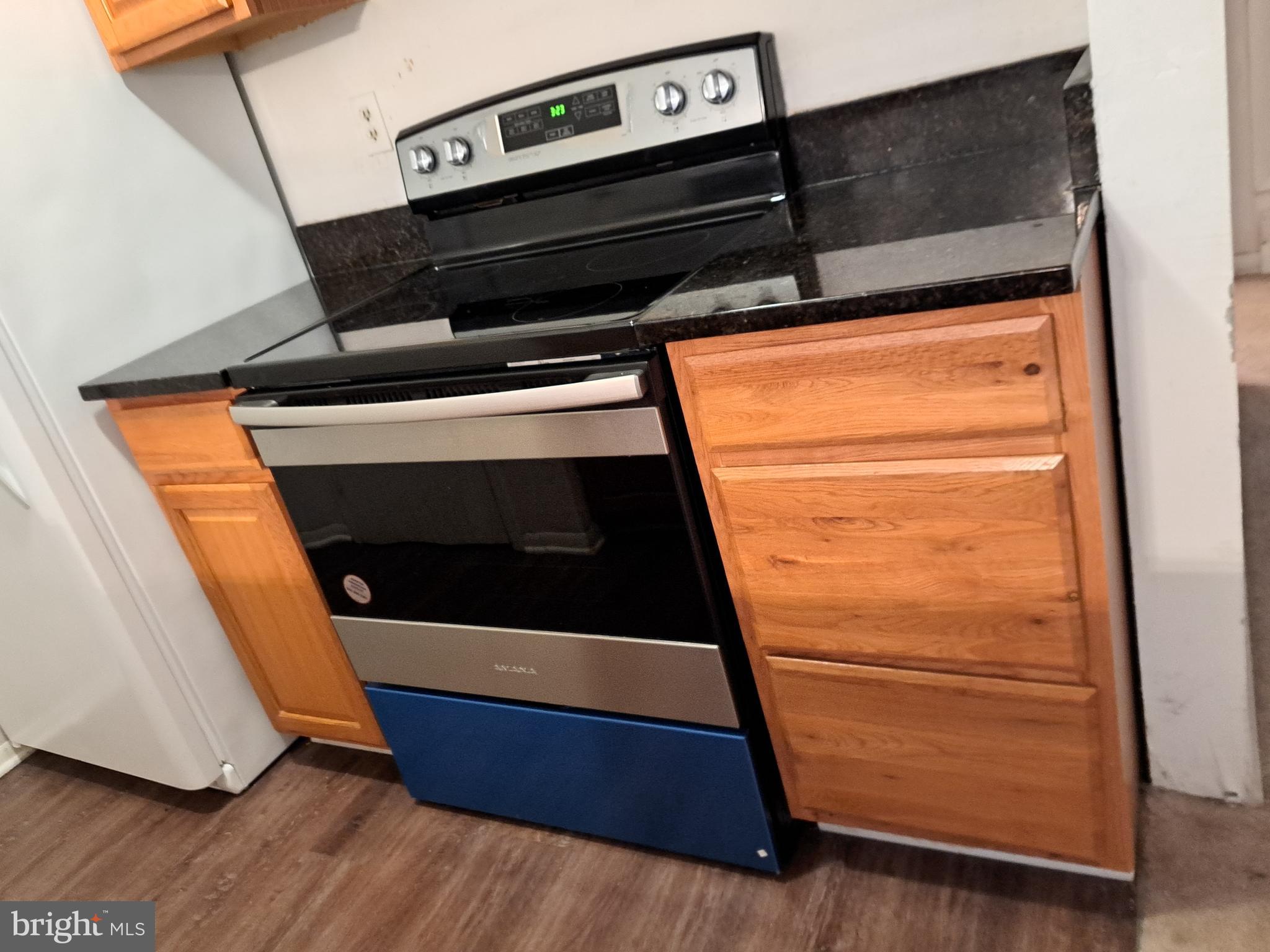 5814 Royal Ridge Drive, Unit F Springfield, VA 22152 - Photo 9 of 35 Induction Range