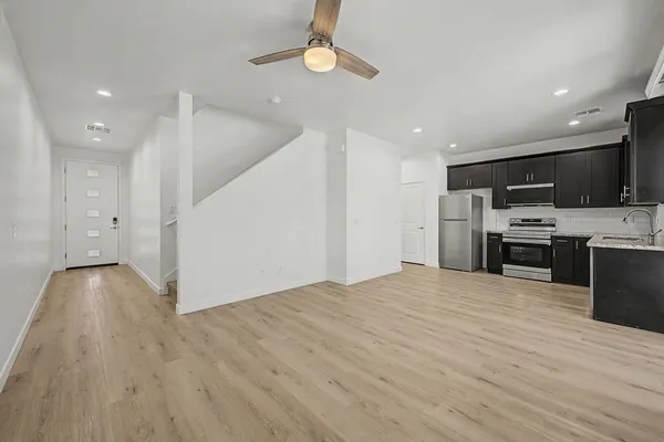 $2,400 | 105 West Latona Road, Phoenix, AZ 85041