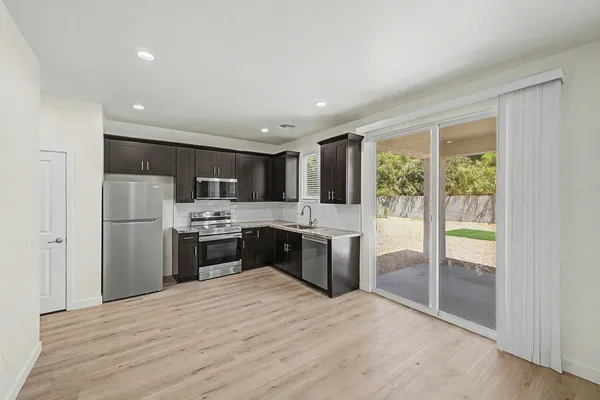 $2,400 | 105 West Latona Road, Phoenix, AZ 85041