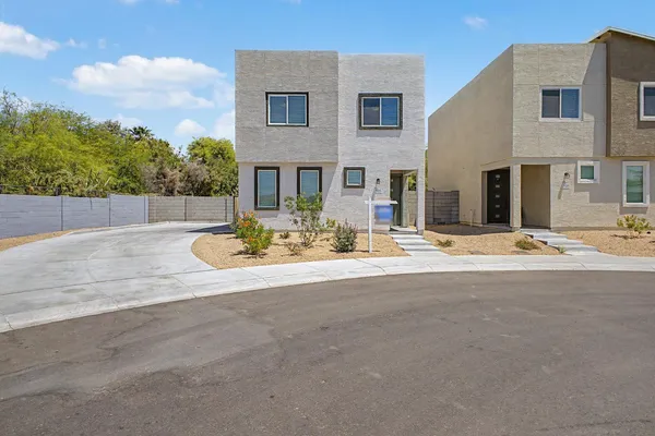 $2,400 | 105 West Latona Road, Phoenix, AZ 85041