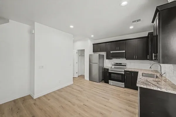 $2,400 | 105 West Latona Road, Phoenix, AZ 85041