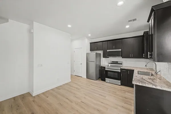 $2,400 | 105 West Latona Road, Phoenix, AZ 85041