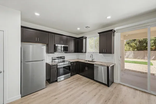 $2,400 | 105 West Latona Road, Phoenix, AZ 85041