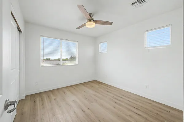 $2,400 | 105 West Latona Road, Phoenix, AZ 85041