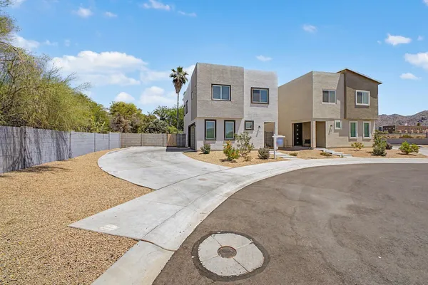 $2,400 | 105 West Latona Road, Phoenix, AZ 85041