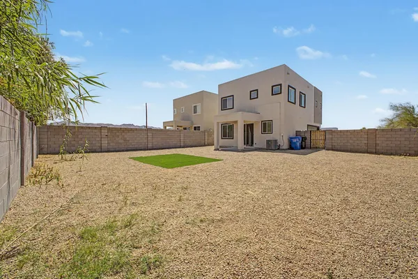 $2,400 | 105 West Latona Road, Phoenix, AZ 85041