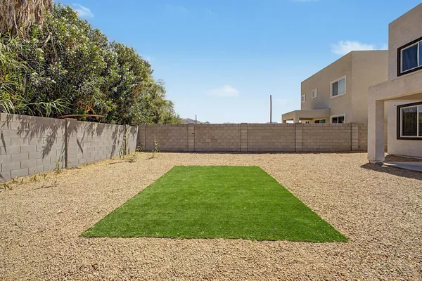 $2,400 | 105 West Latona Road, Phoenix, AZ 85041