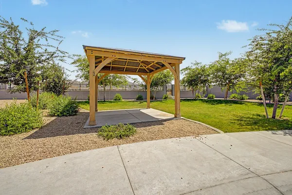 $2,400 | 105 West Latona Road, Phoenix, AZ 85041