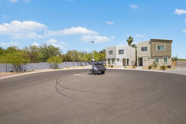 $2,400 | 105 West Latona Road, Phoenix, AZ 85041