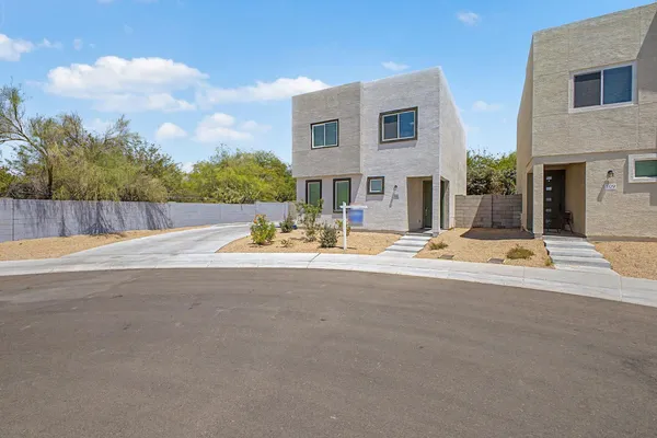 $2,400 | 105 West Latona Road, Phoenix, AZ 85041