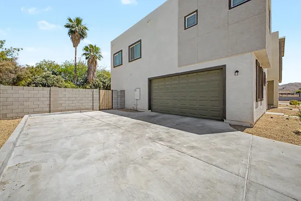 $2,400 | 105 West Latona Road, Phoenix, AZ 85041