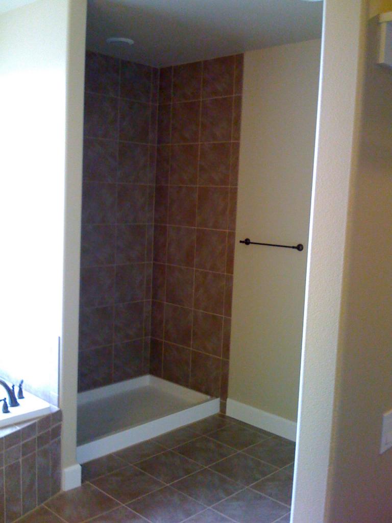 2350 Cook Road Yakima, WA 98908 - Photo 3 of 13 a bathroom with a bathtub