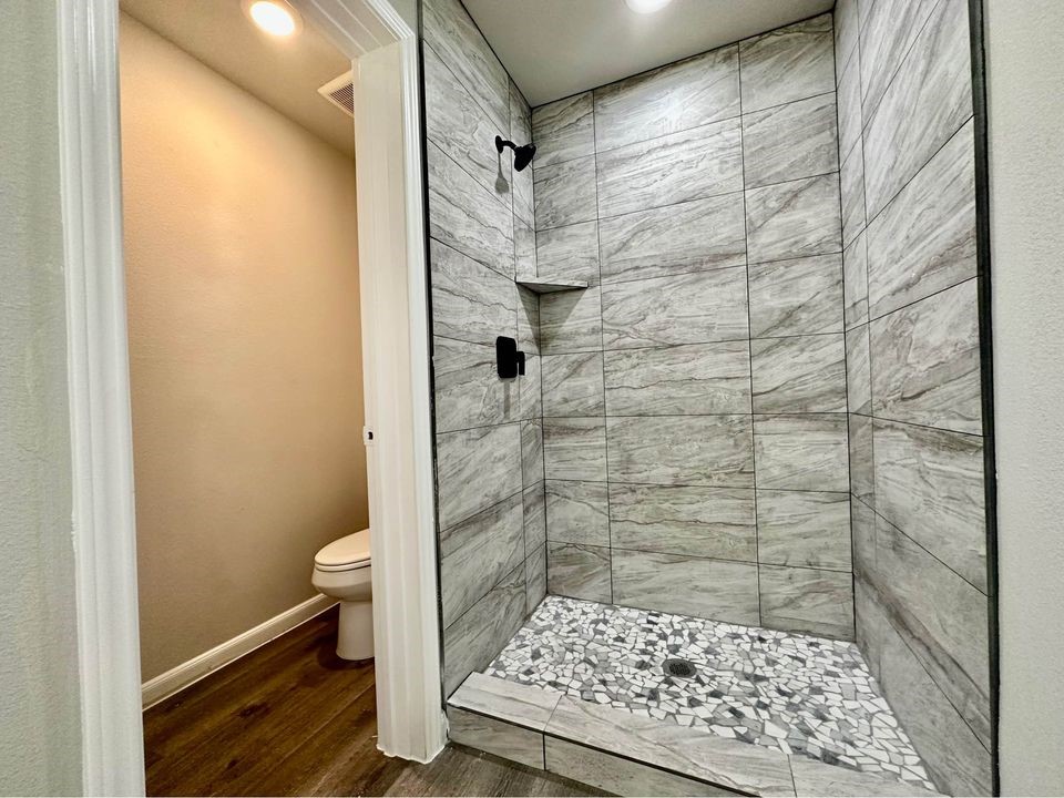 4302 Hirsch Road, Unit B Houston, TX 77026 - Photo 12 of 24 a bathroom with a shower