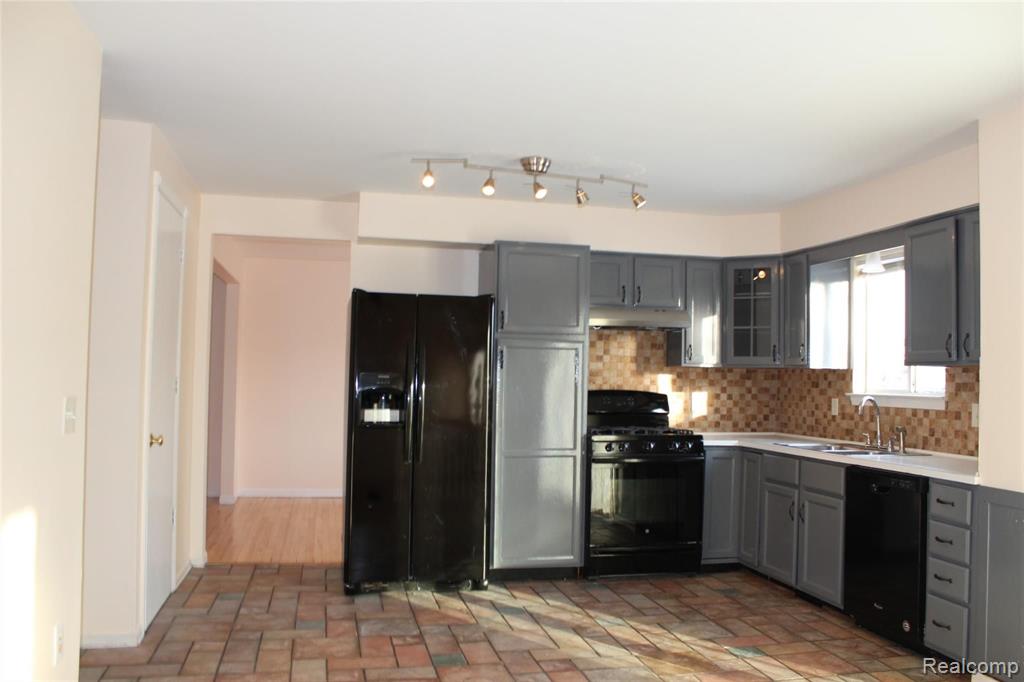 46409 Aarons Way Canton, MI 48188 - Photo 13 of 53