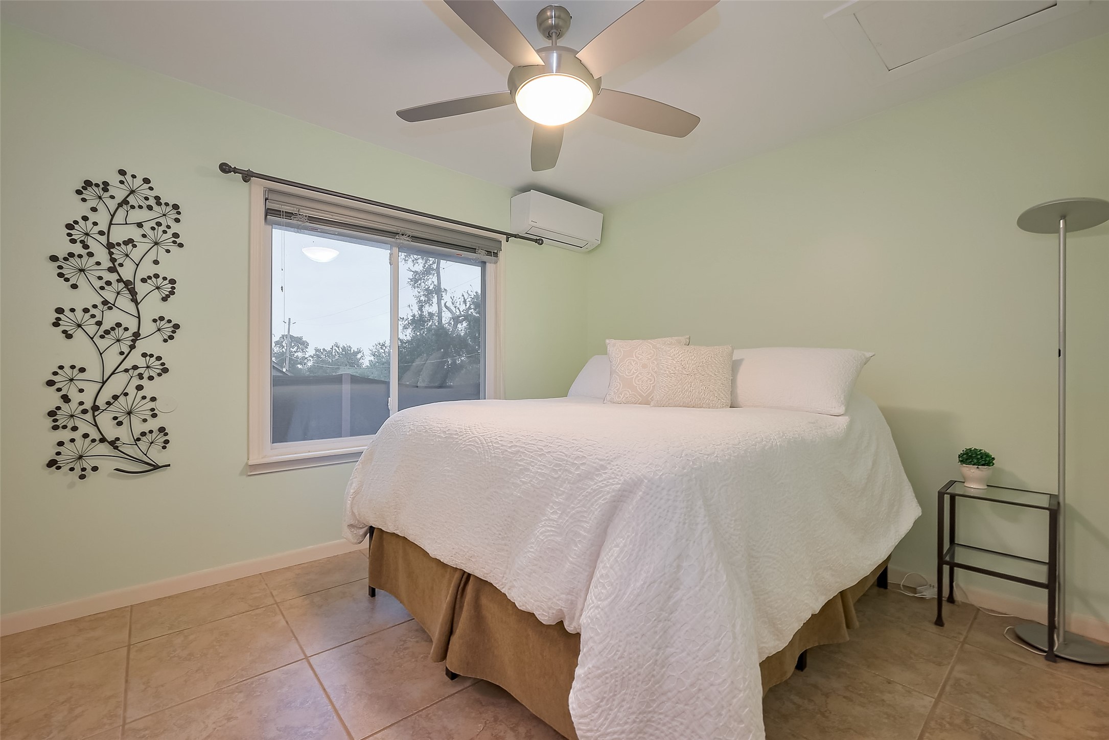 8019 Colgate Street Houston, TX 77061 - Photo 22 of 27 Garage apartment bedroom with queen bed. This bedroom has a large walk in closet and lit vanity area on opposite wall.