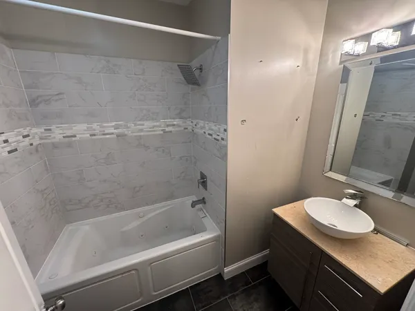 $2,000 | 4518 South Indiana Avenue, Unit 2, Chicago, IL 60653