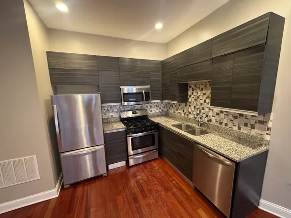 $2,000 | 4518 South Indiana Avenue, Unit 2, Chicago, IL 60653