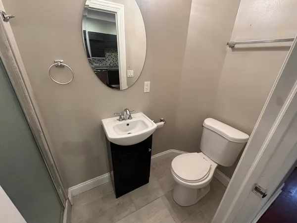 $2,000 | 4518 South Indiana Avenue, Unit 2, Chicago, IL 60653
