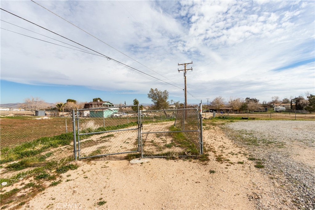 13920 Dos Palmas Road Victorville, CA 92392 - Photo 36 of 52
