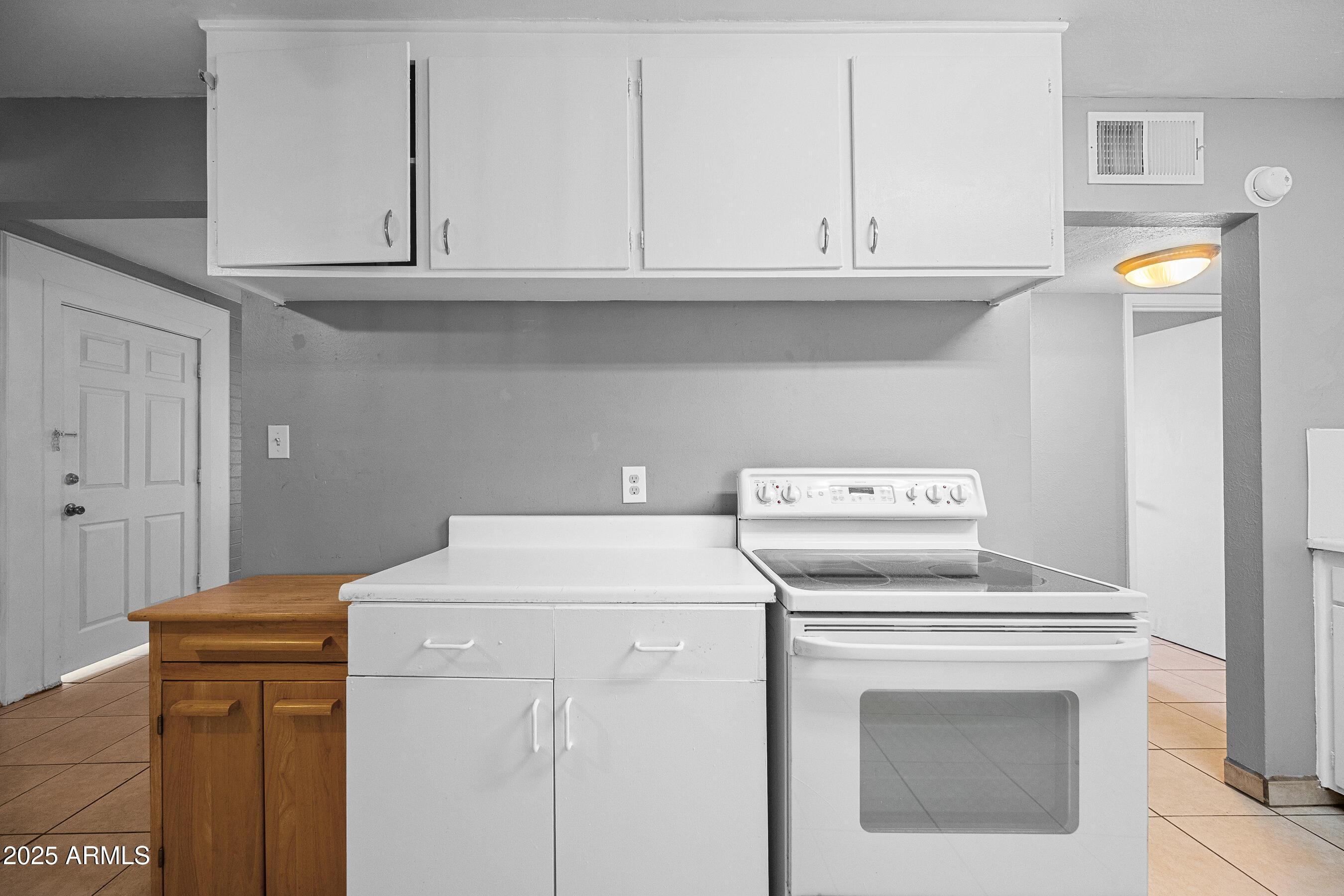 2057 East 10th Street Tempe, AZ 85281 - Photo 8 of 26 a utility room with dryer and washer
