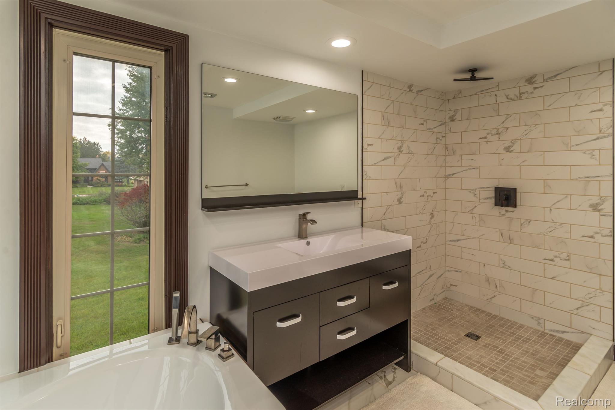 4550 Strandwyck Road West Bloomfield, MI 48322 - Photo 19 of 37