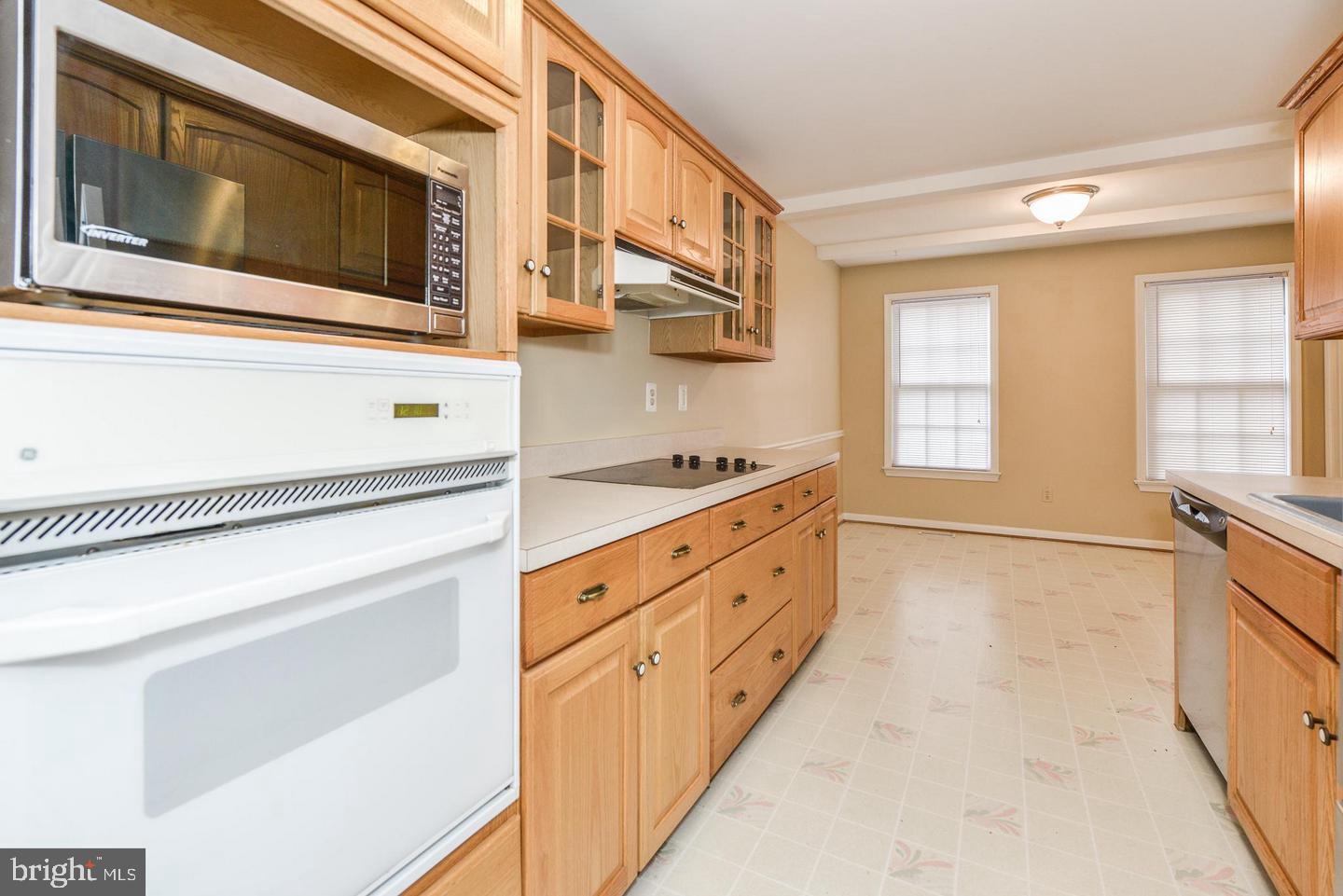 1860 Golf View Court Reston, VA 20190 - Photo 6 of 30 Gallery Image 6