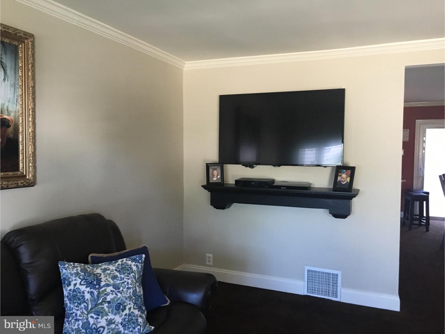 3226 Fordham Road Philadelphia, PA 19114 - Photo 6 of 23 Living Room