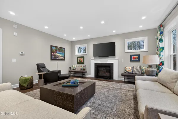 $949,900 | 10 Jennifer Lane, Ballston Spa, NY 12020