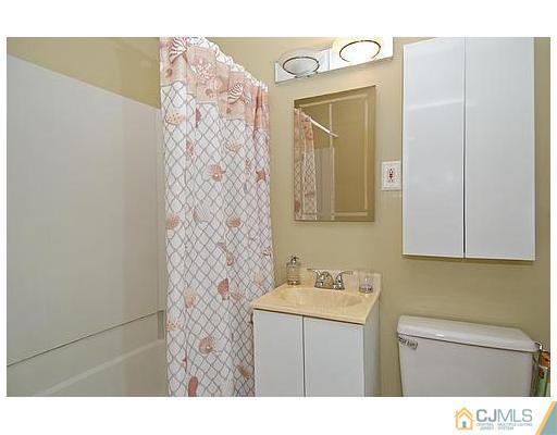 35 Overhill Road East Brunswick, NJ 08816 - Photo 20 of 22 Gallery Image 20