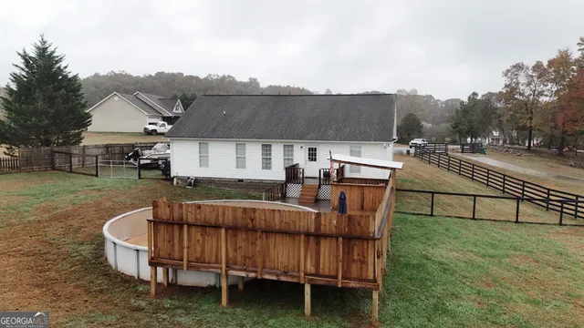 a view of a house with backyard
